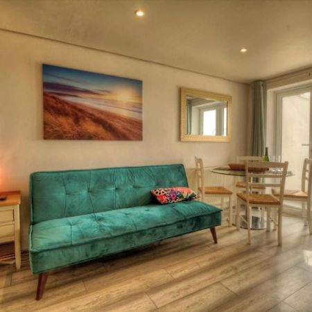 Air Maison - Solent View Beachfront Apartment Саут-Хейлинг Экстерьер фото