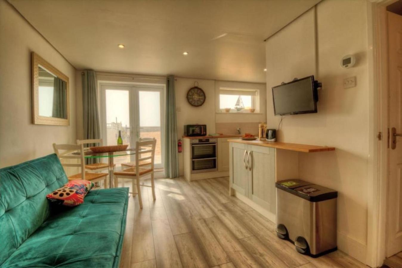 Air Maison - Solent View Beachfront Apartment Саут-Хейлинг Экстерьер фото